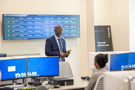 Man presenting at front of Bloomberg Lab.