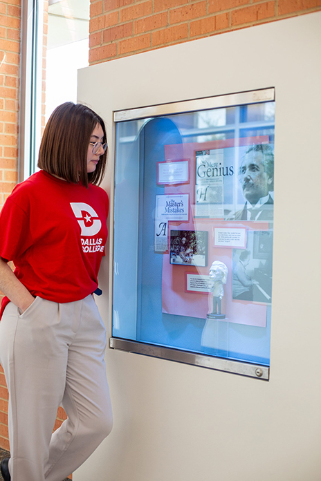 Elisa Ramos looking at a photo of Einstein
