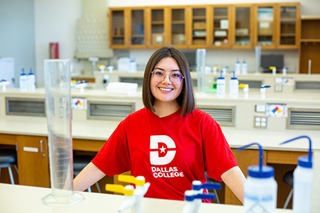 Elisa Ramos in chemistry lab