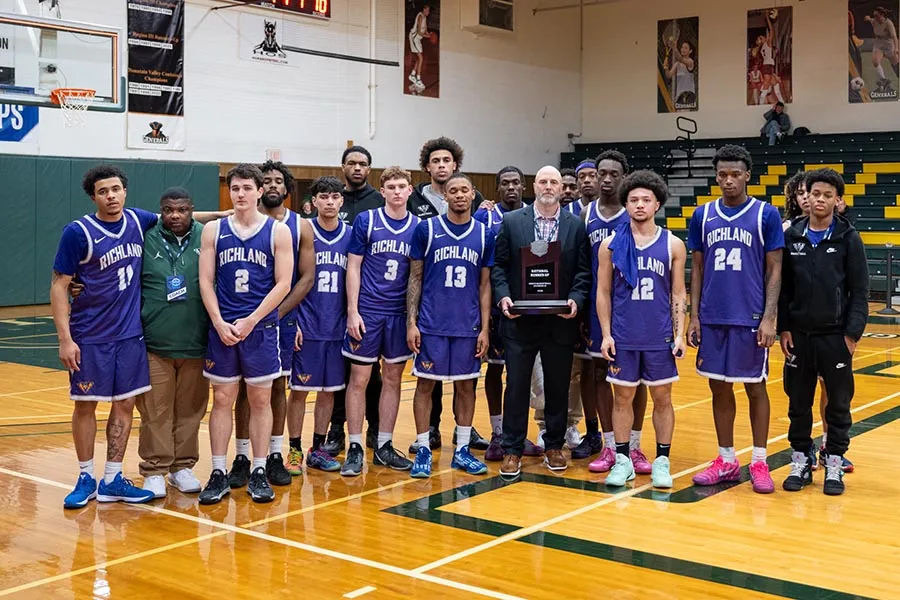 Richland Men's Basketball team posing with runner-up trophy.