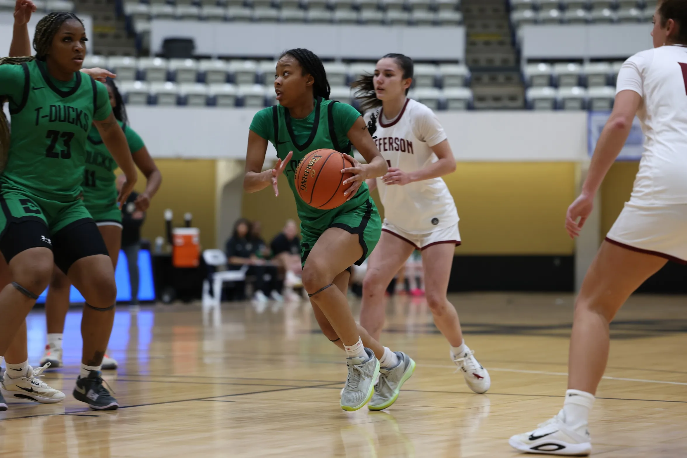 Richland women's basketball player about to pass the ball.